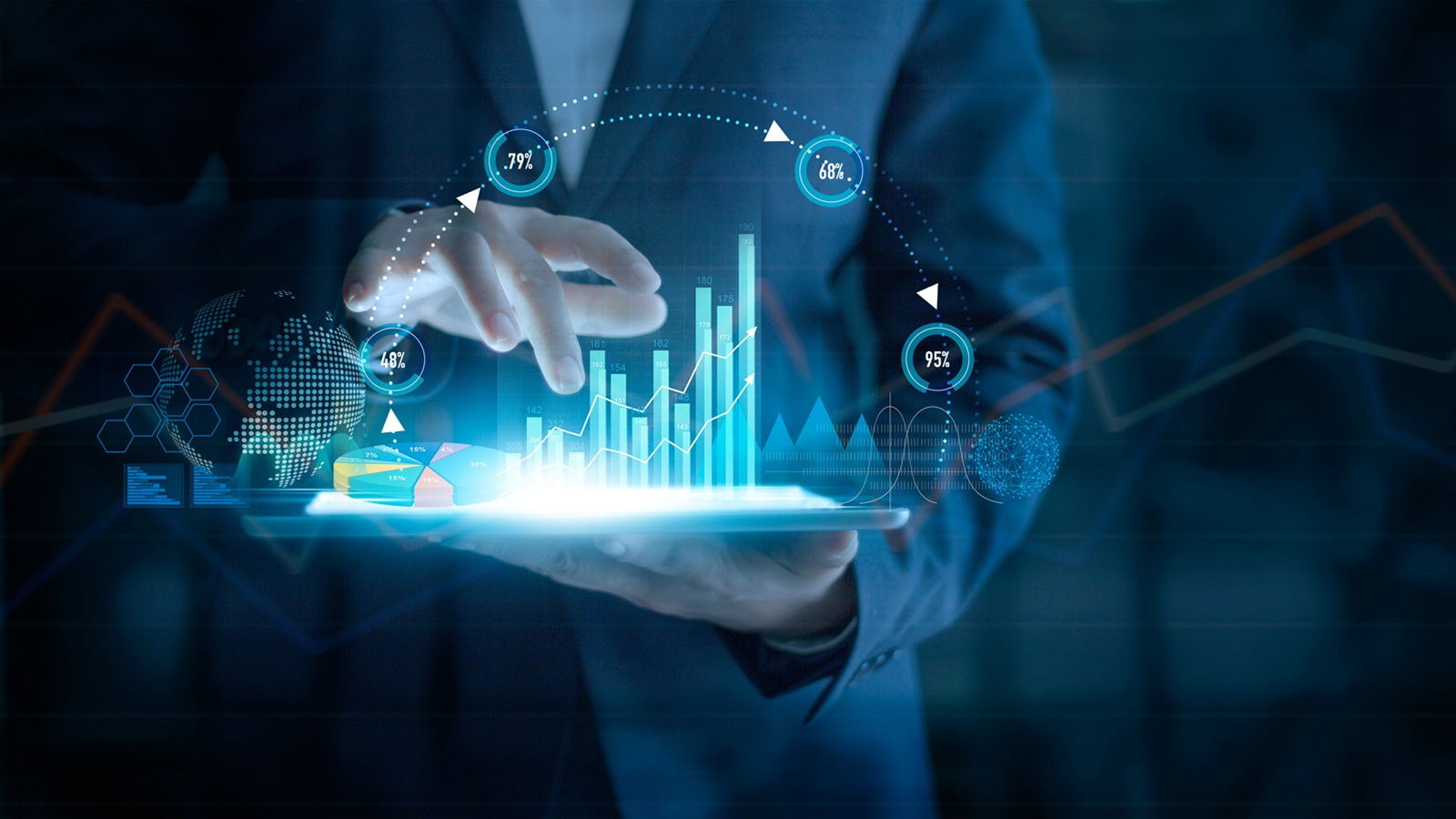 Geschäftsmann nutzt ein Tablet, auf dem Diagramme und Zahlen hervorgehen.