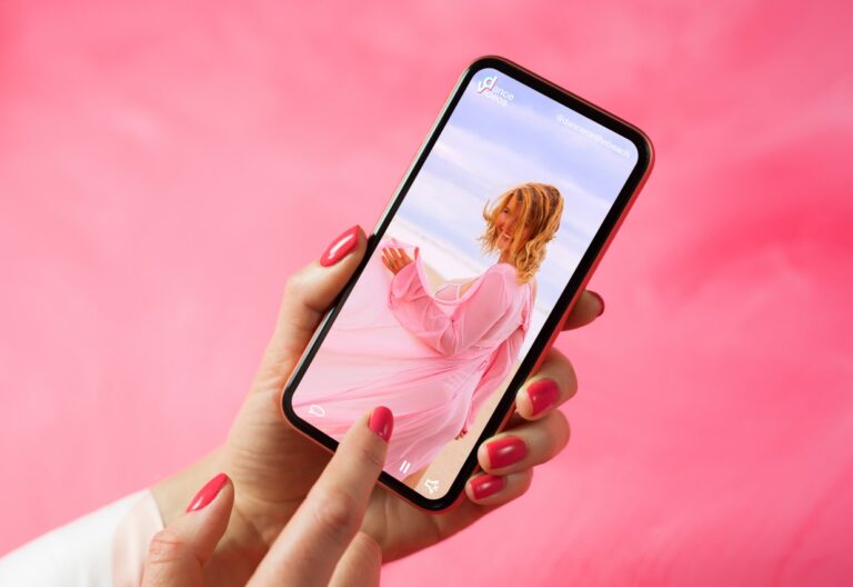 TikTok Marketing , Bild einer Frau in rosa Kleid auf einem Smartphone Display