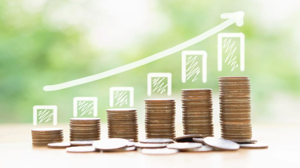 Sechs Stapel mit Münzen von wenig bis viel mit einer illustrierten wachsenden Kurve