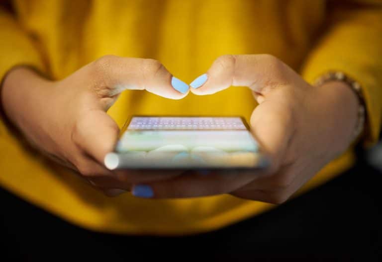 Hände einer Frau mit Handy Artikelbild zu SMA Artikel Instagram Hacks