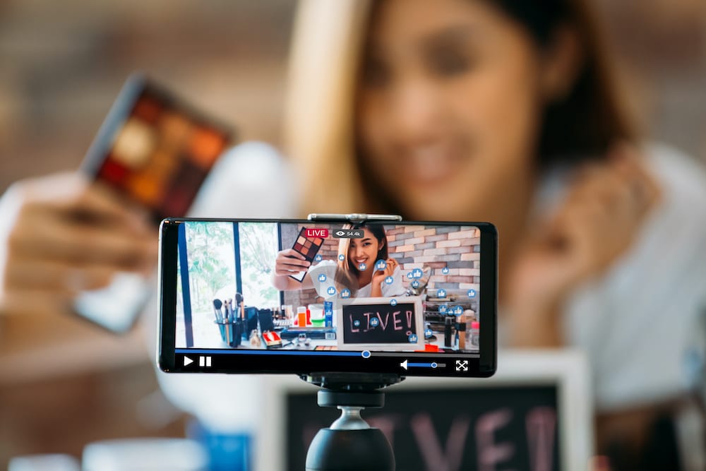 Kompaktkurs Social Media Videos erstellen Frau filmt sich selbst mit Handy