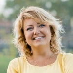 Online Marketing Manager Schwerpunkt Social Media - Referenz Frau mit gelben Shirt