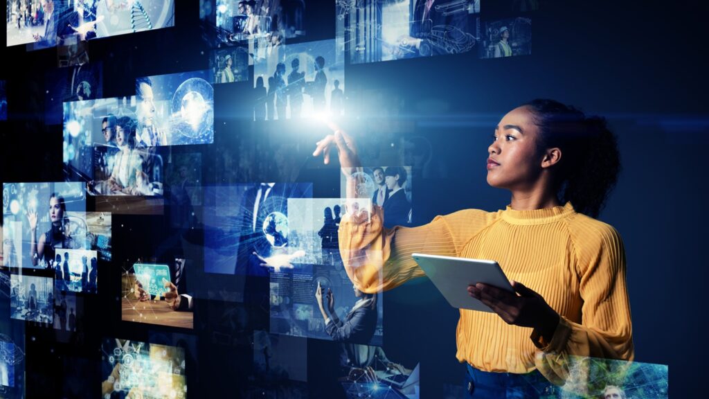 Eine Frau im gelben Pullover betrachtet verschiedene Fotos.