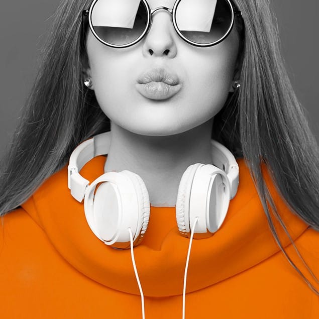 Snapchat für Unternehmen , Mädchen mit Kopfhörern und Sonnenbrille