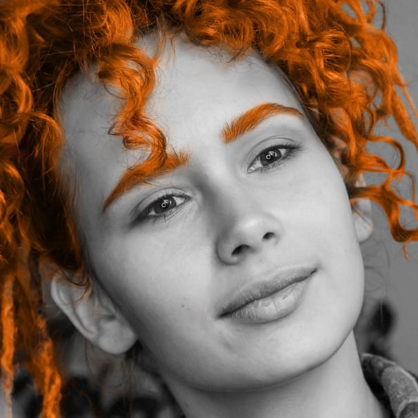 Werben mit TikTok , Frau mit orangenen Haaren