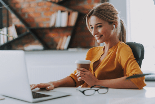 Online Marketing Marketing Coaching Frau mit Kaffee vor dem Laptop Thumbnail