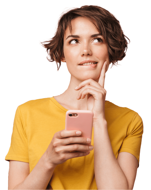 Social Media Karriere Weiterbildung Junge Zielgruppe Frau mit Handy in der Hand schaut nach oben