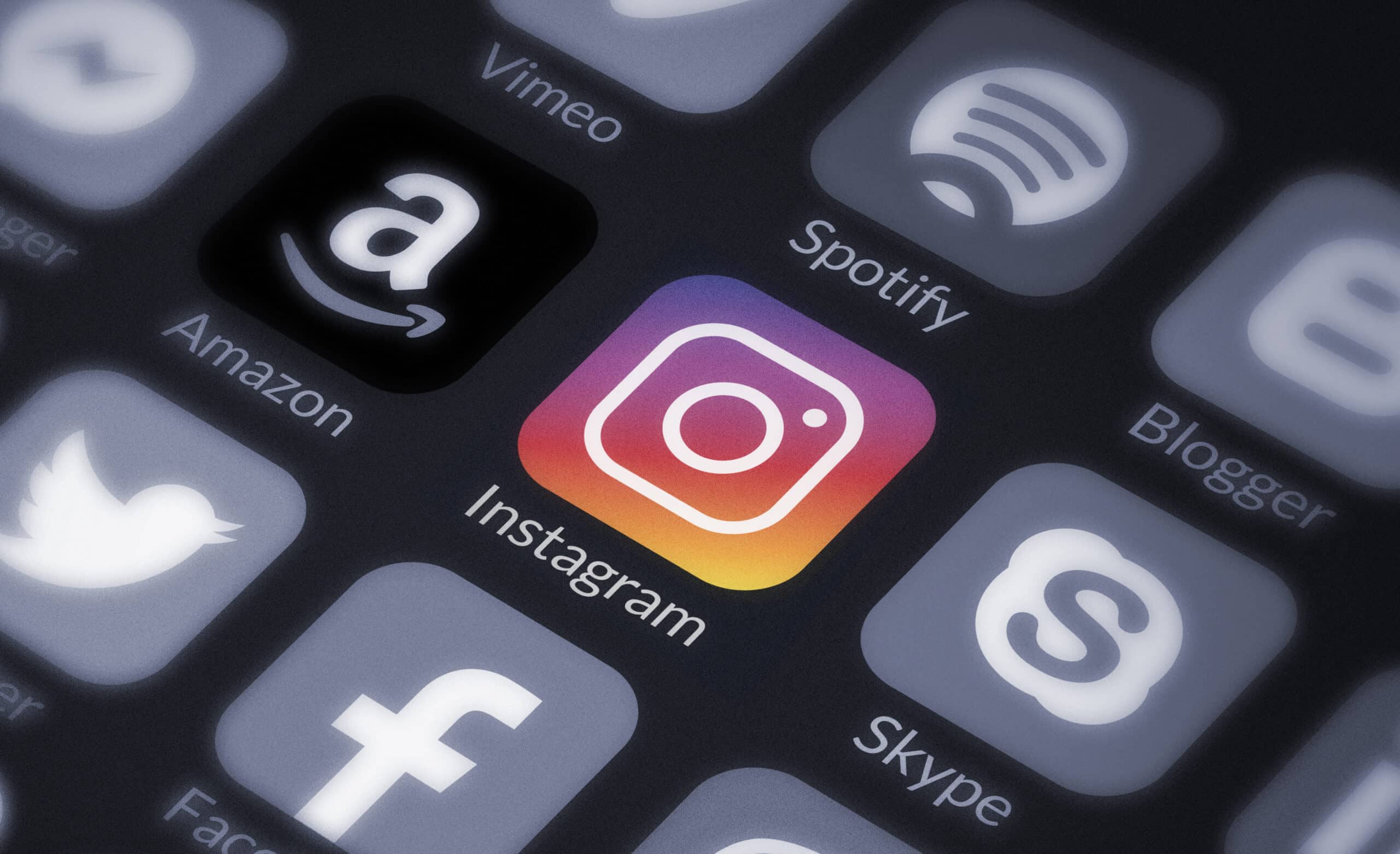 buntes instagram app icon auf Smartphone zwischen anderen Apps