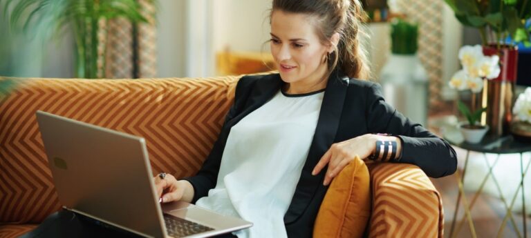 Frau auf dem Sofa mit Laptop Artikelbild zu Bildungsgutschein beantragen