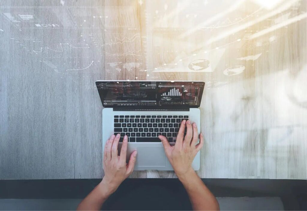 Content Management System ; Laptop mit Diagrammen