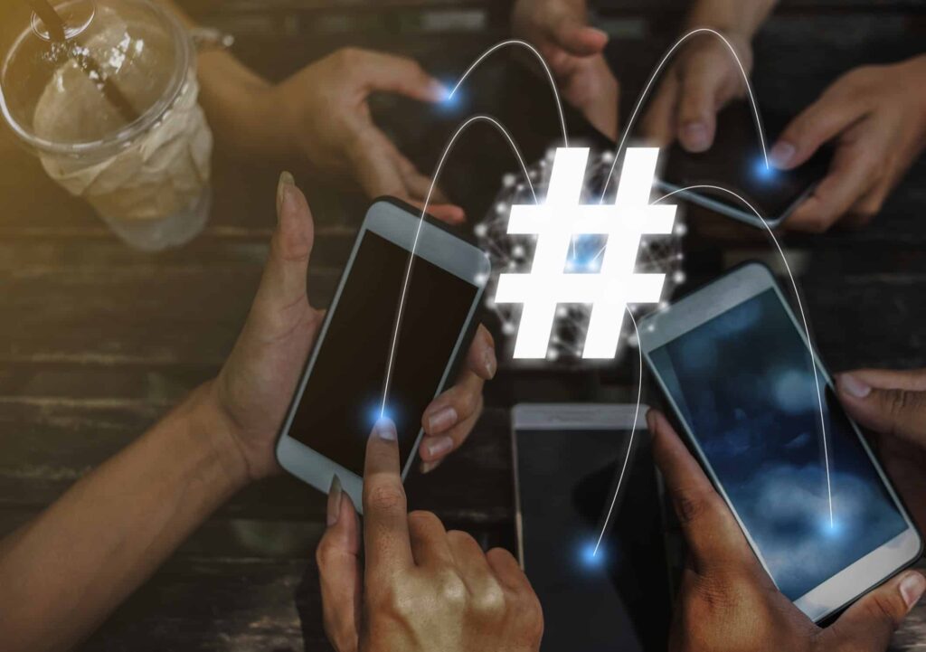 Instagram Hashtags , weißer Hashtag und Smartphones im Hintergrund