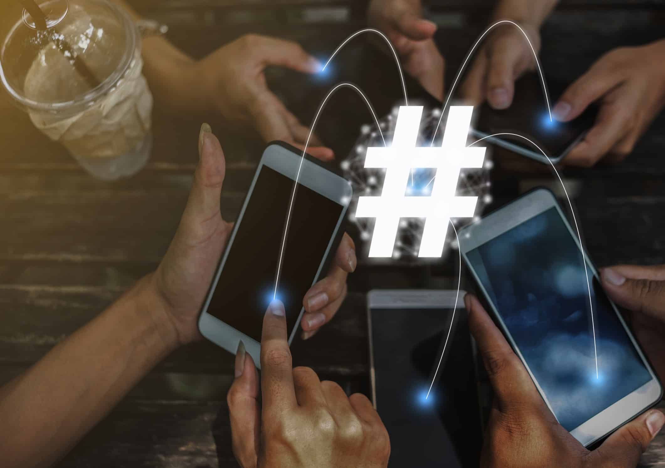 Instagram Hashtags , weißer Hashtag und Smartphones im Hintergrund