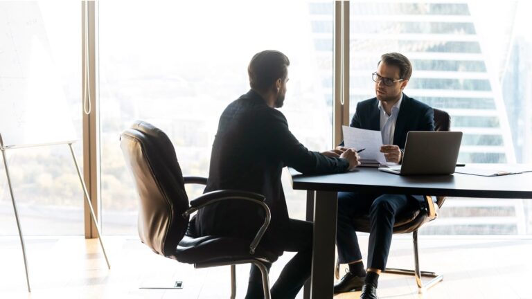 Lebenslauf Weiterbildung - Manager, der ein Bewerbungsgespräch mit einem Kandidaten führt