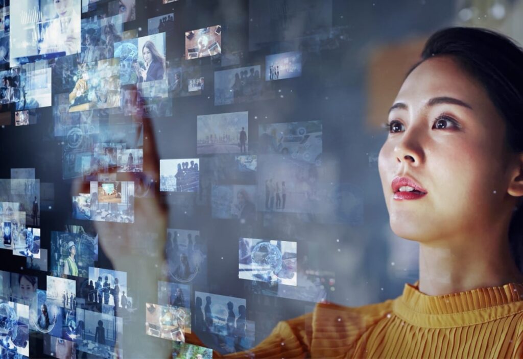 Social Media Trends 2024 ; Frau mit vielen kleinen Bildchen