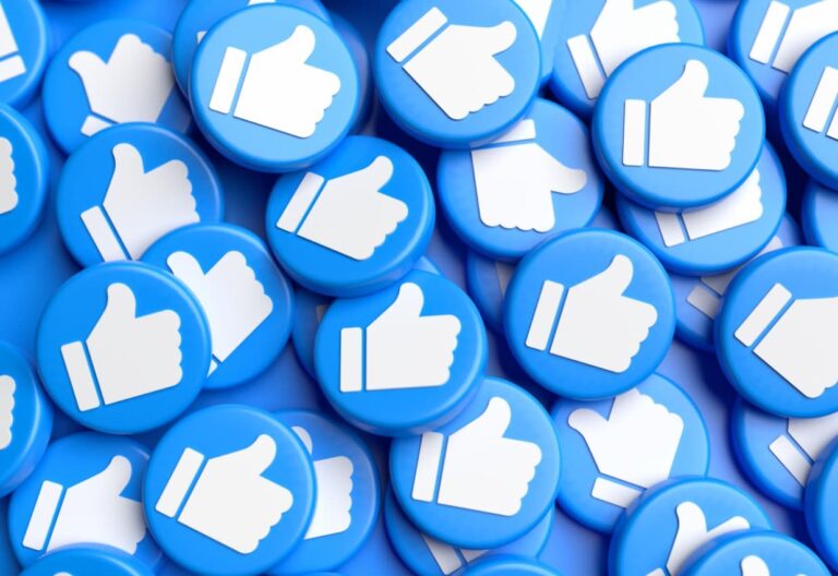 Facebook beste Zeit zum Posten ; blaue Icons mit Daumen nach oben