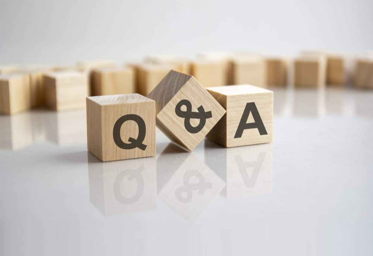 Online Marketing Experte , beige Q & A Würfel