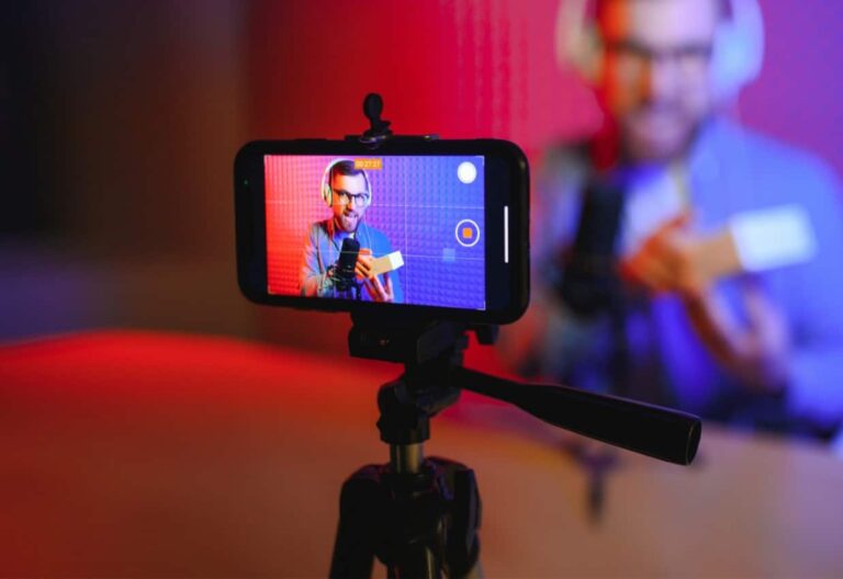 TikTok Werbung - junger männliche Video Blogger öffnet eine Box