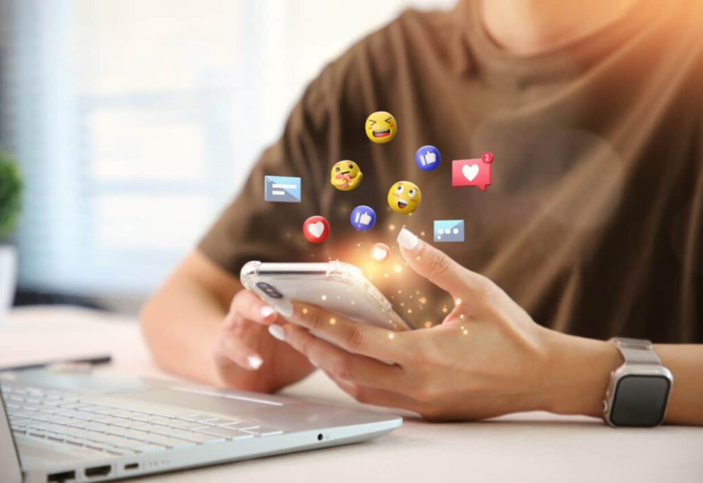 Social Media Manager werden , Smartphone mit Social Media Icons