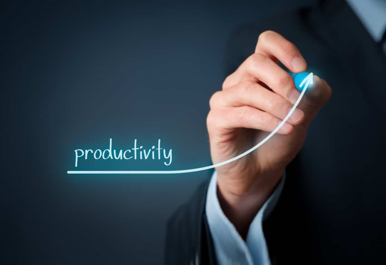 Produktivität ; Mann zeichnet eine blaue ansteigende Linie