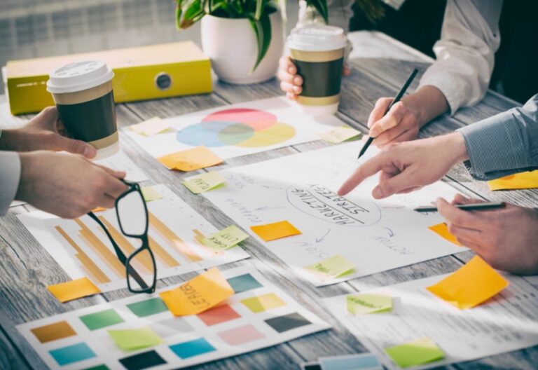 Content Themenfindung , Brainstorming mit Post-Its und Zetteln