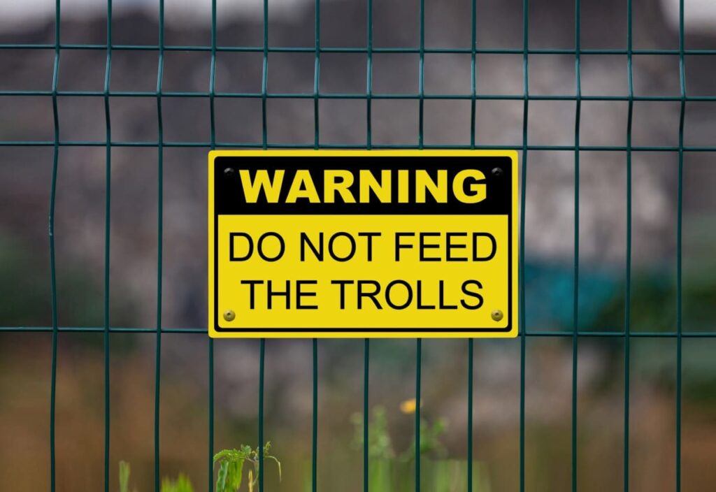 Social Media Troll , gelbes Warnschild Do not feed the trolls
