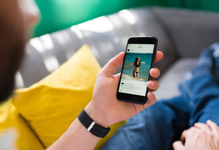 Instagram Post Format Beitragsbild Social Media AKademie, Mann mit Handy in der Hand auf Social Media