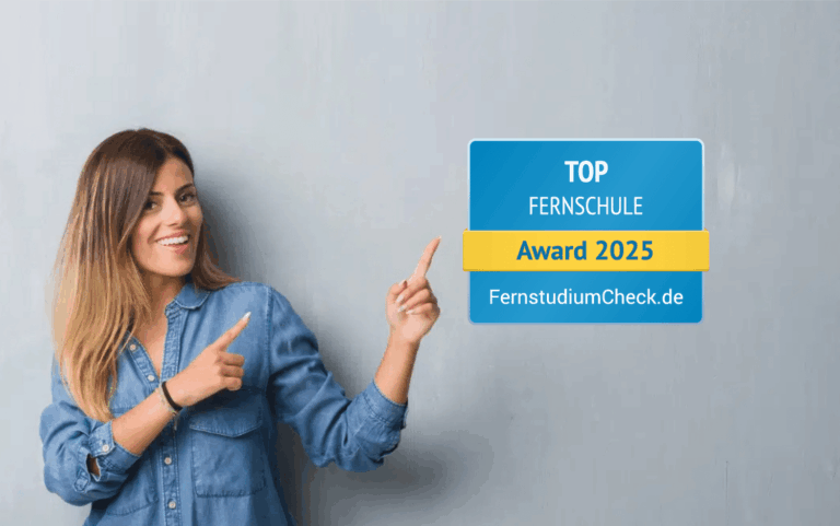 Frau mit Jeanshemd zeigt auf Siegel des Top Fernschule Award 2025