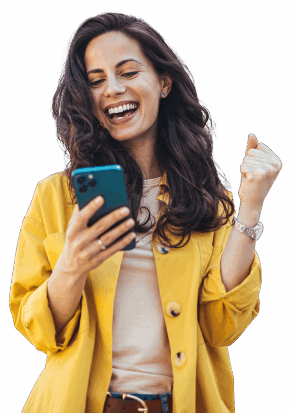 Eine Frau in einer gelben Jacke blickt lächelnd auf ihr Smartphone, das sie in ihrer Hand hält.