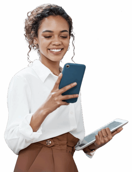 Lächelnde Frau in weißer Bluse und braunem Rock hält ein Smartphone und ein Tablet in den Händen.