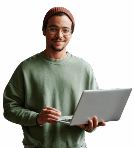 Ein Mann in einem grünen Pullover und einer roten Mütze hält einen Laptop in seinen Händen.