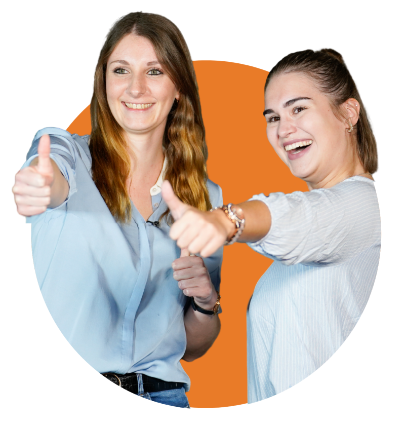 Tutorinnen der SMA strecken den Daumen nach oben und lachen