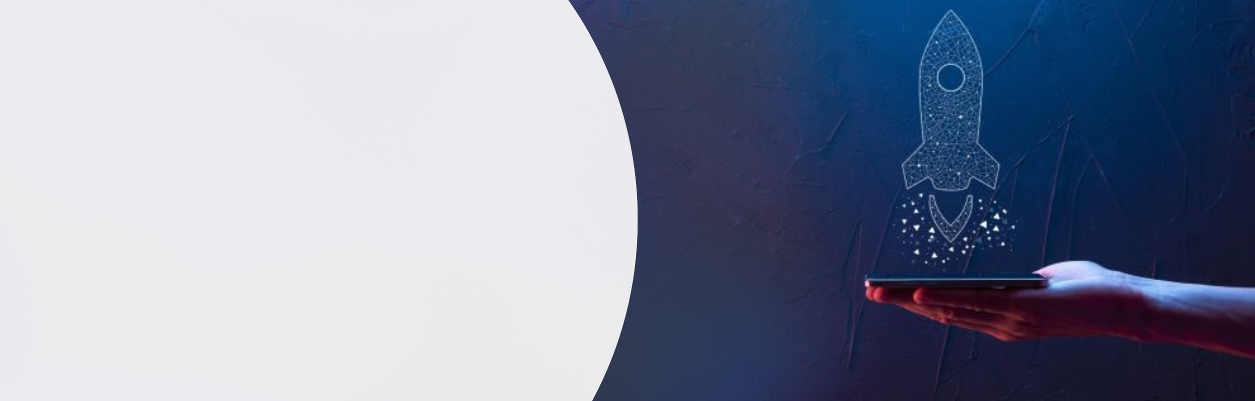 Auf einer Hand liegt ein Handy, darüber steigt eine illustrierte Rakete auf