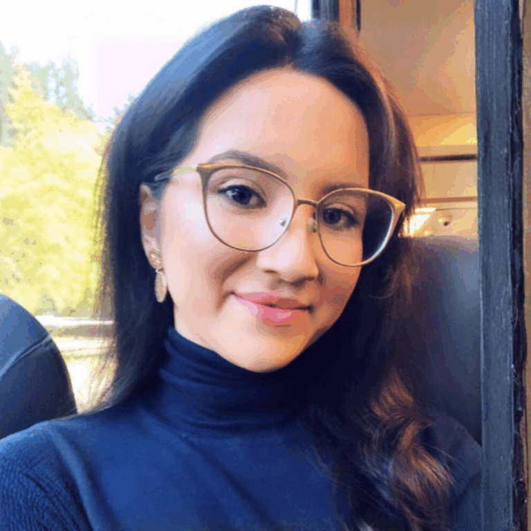 Porträt von Firdevs Karaca, Absolventin der Social Media Akademie