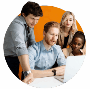 4 Personen sitzen in einer Arbeitssituation vor einem Laptop