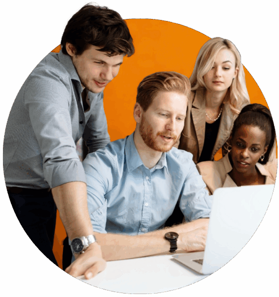 4 Personen sitzen in einer Arbeitssituation vor einem Laptop