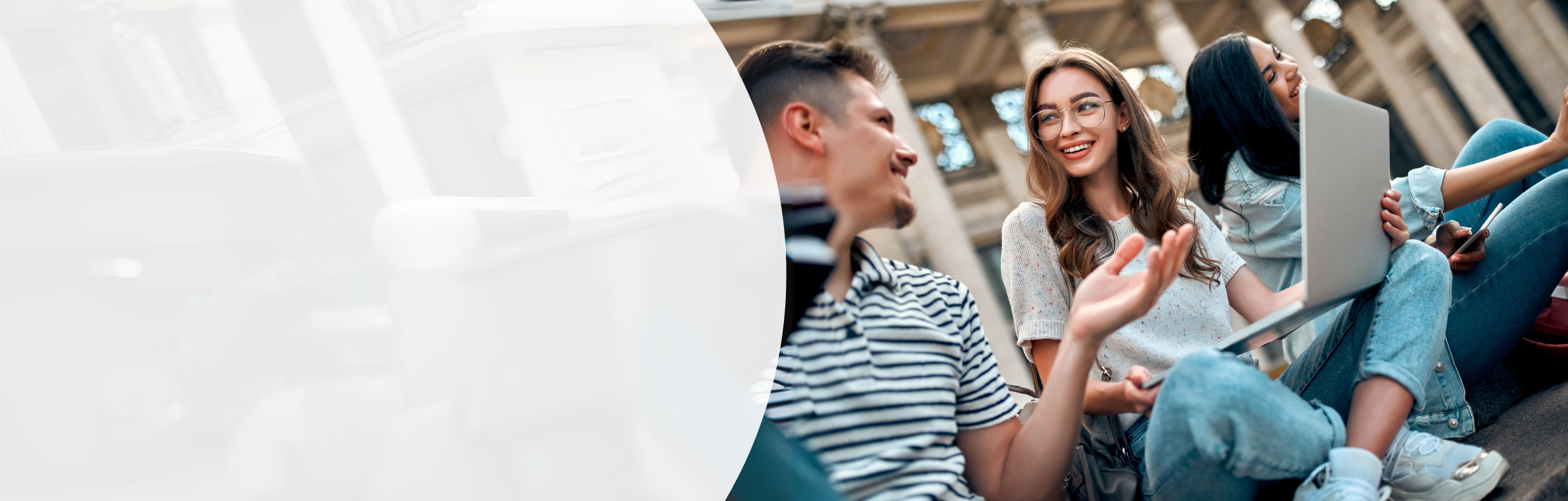 Drei junge Leute im Austausch im Freien – eine Person mit Laptop, zwei im Gespräch. Effiziente Teamarbeit in entspannter Atmosphäre.