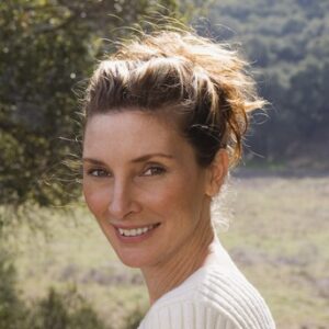 Lächelnde Frau in einem weißen Pullover