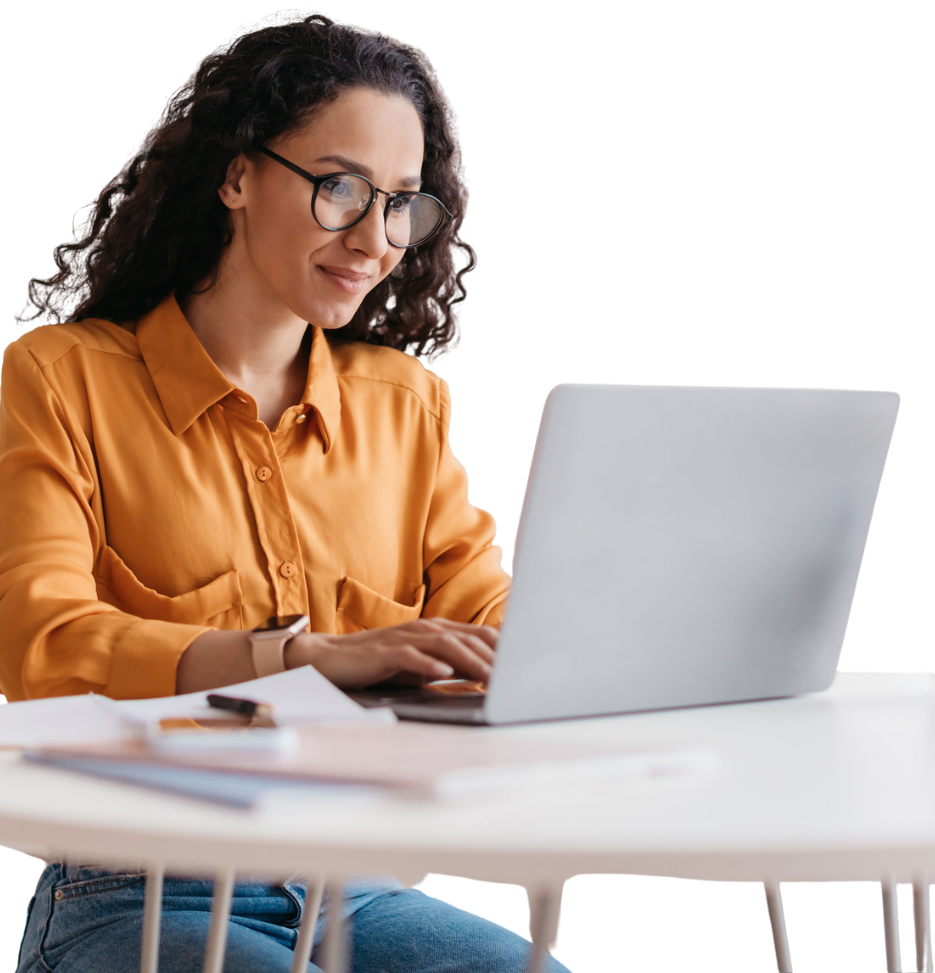 Frau mit orangener Bluse arbeitet an einem Laptop