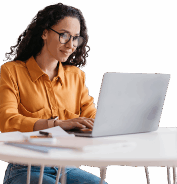 Frau mit orangener Bluse arbeitet an einem Laptop