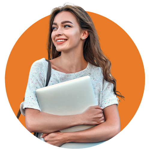 Lächelnde junge Frau hält einen weißen Laptop in den Armen.