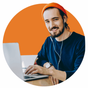 Lächelnder Mann hat einen Laptop vor sich stehen