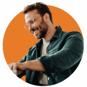 Lächelnder Mann in grüner Weste