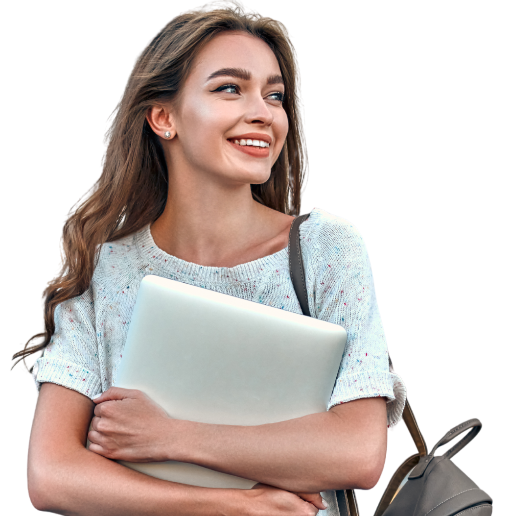 Junge Frau hält einen Laptop und einen Rucksack in den Armen.