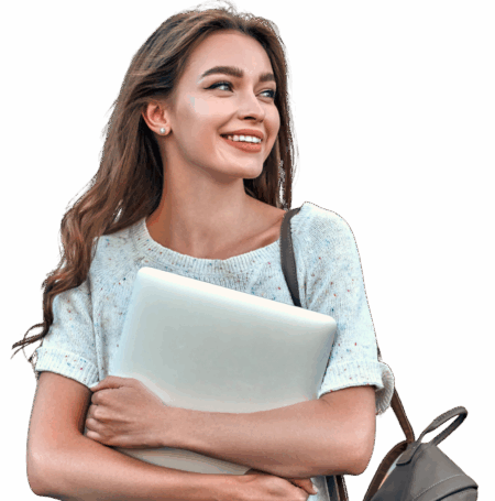 Junge Frau hält einen Laptop und einen Rucksack in den Armen.