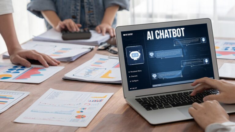 Laptop, auf dem eine AI-Chatbot-Software zu sehen ist.