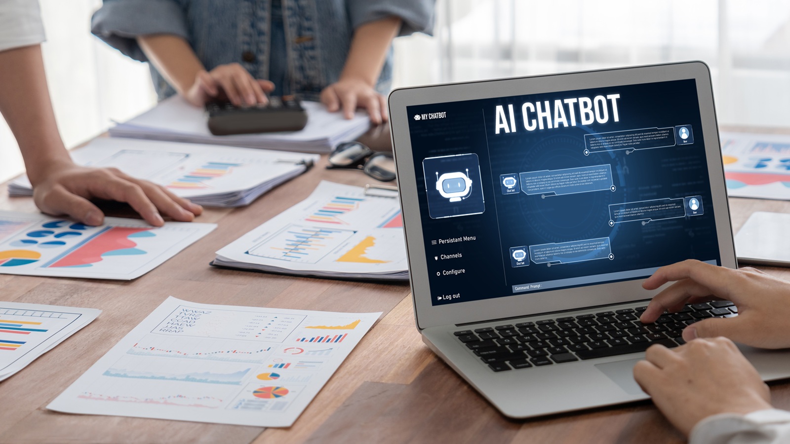 Laptop, auf dem eine AI-Chatbot-Software zu sehen ist.