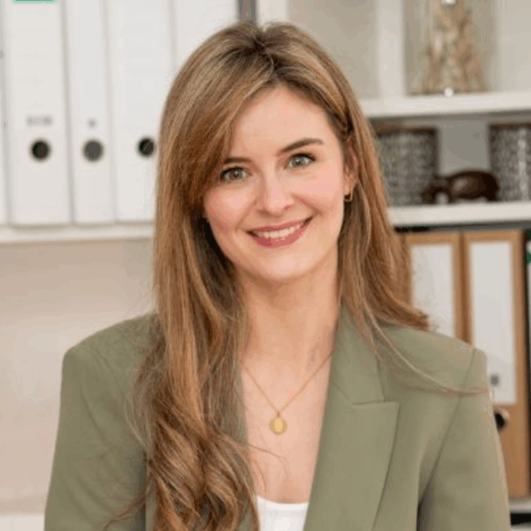 Portrait von Karolina Hennig, Absolventin an der Social Media Akademie