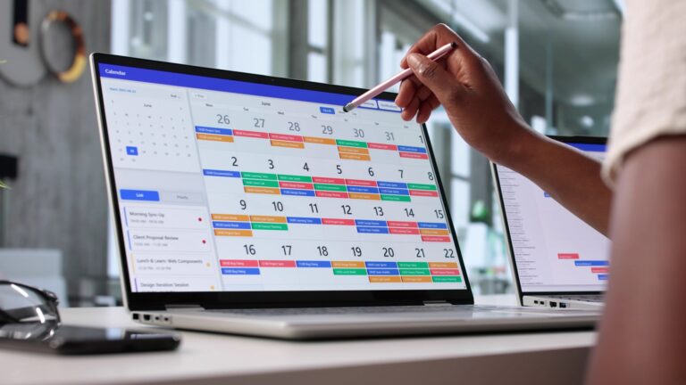 Digitaler Terminkalender mit mehreren farbig markierten Terminen.