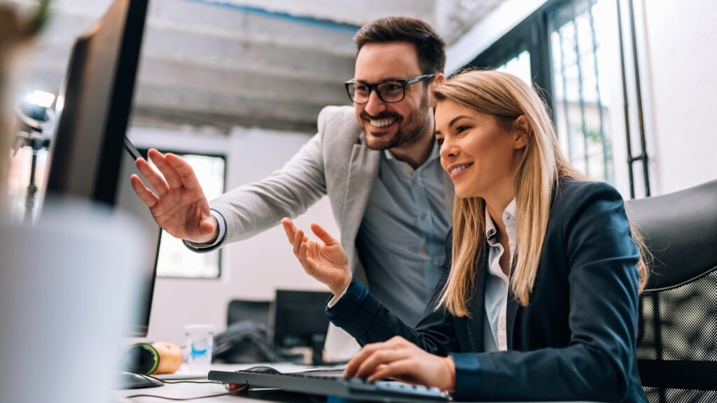 Zwei Geschäftskollegen, die gemeinsam am Computer arbeiten